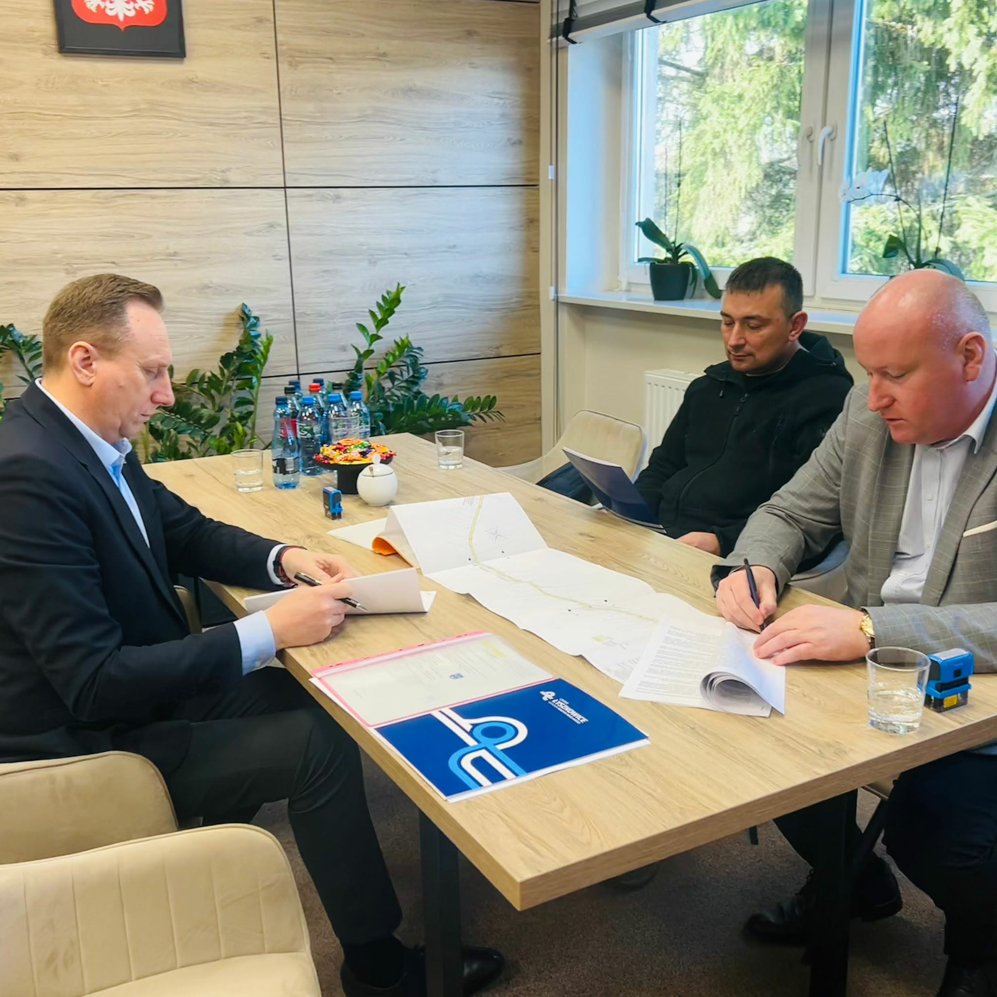 PODPISANIE UMOWY NA REALIZACJĘ ZADANIA PN. “WYKONANIA NAKŁDKI ASFALTOWEJ DROGA W M. BOBROWA”