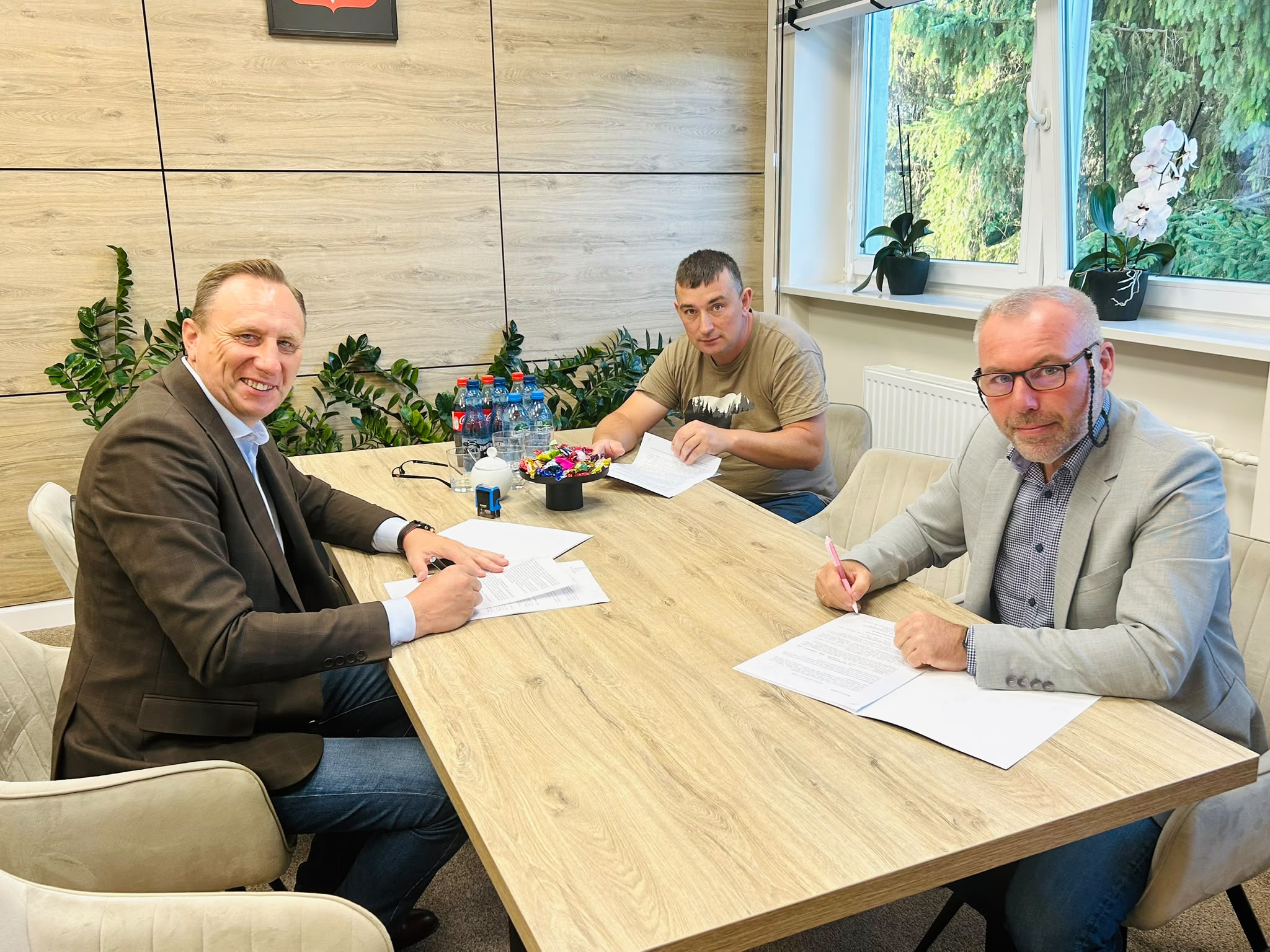 PODPISANIE UMOWY NA REALIZACJĘ PRZEBUDOWY STACJI UZDATNIANIA WODY W STACHLEWIE